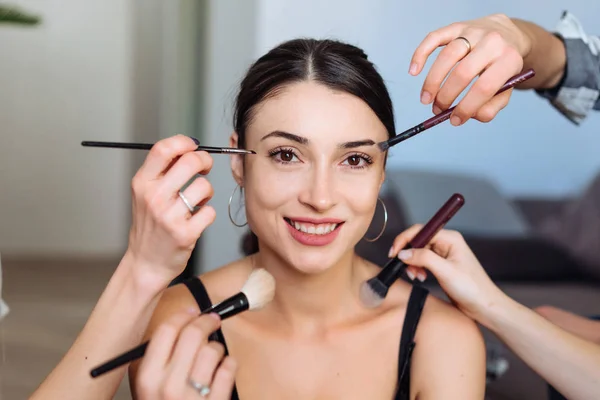 Carino, ragazza che fa il trucco — Foto Stock