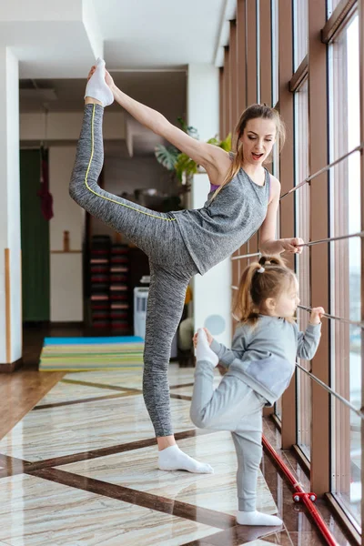 Mamá e hija juntas realizan diferentes ejercicios — Foto de Stock