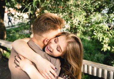 Kameraya poz veren bir çift aşık..