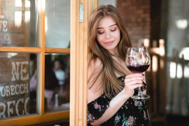 Kameraya poz veren genç kız.