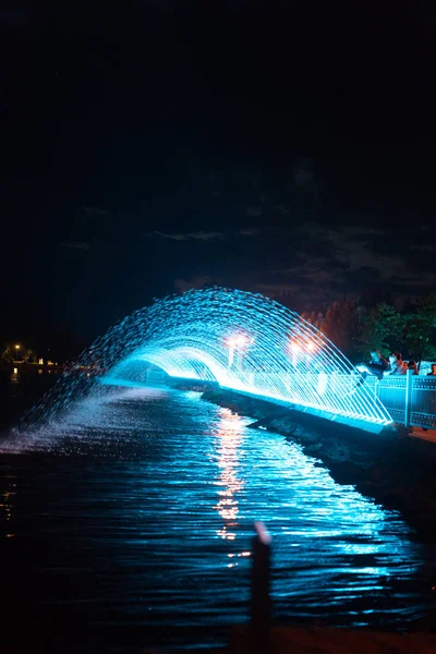 Miasto wieczorna fontanna. — Zdjęcie stockowe