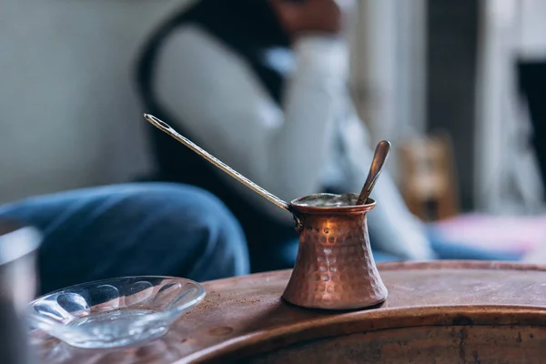 Turk boş kahve üzerinde sırtında — Stok fotoğraf