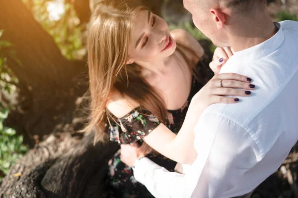 Un par de amantes posando en la cámara. — Foto de Stock