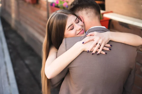 Ett par älskare poserar på kameran. — Stockfoto