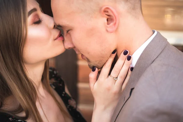 Beije a aposta jovem . — Fotografia de Stock