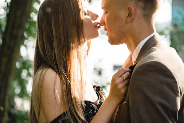 Jeune couple amoureux posant sur la caméra — Photo