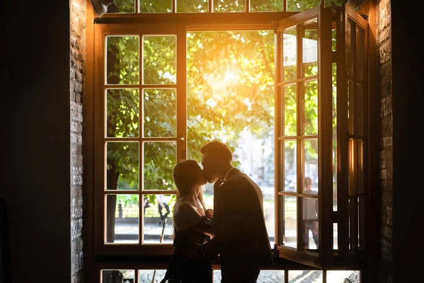 年轻情侣在爱的窗口站立 — 图库照片