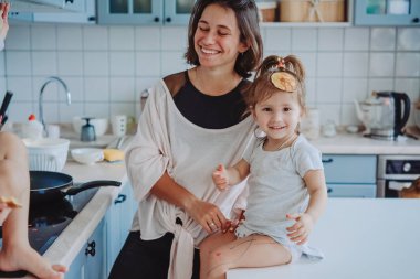 Anne ve küçük kızı birlikte eğleniyorlar.