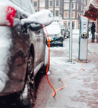 Kışın şarj elektrikli araç soketi