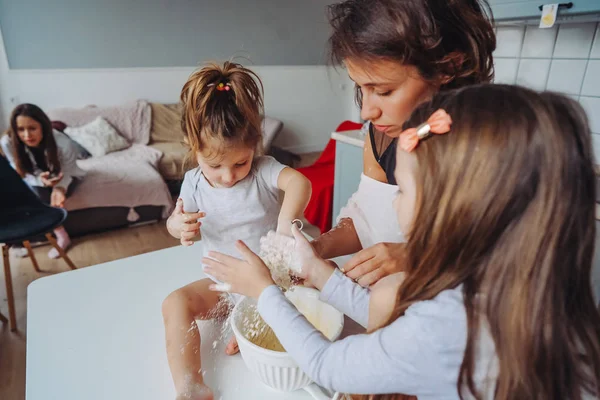 Mutlu aile mutfağında birlikte yemek pişirir. — Stok fotoğraf