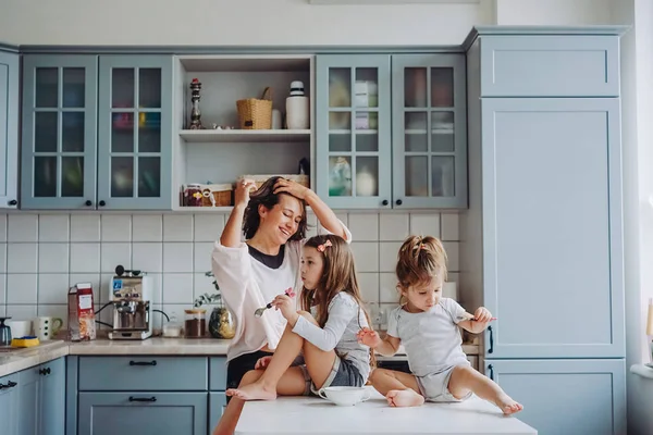 Happy family having fun in the kitchen — Stock Photo, Image