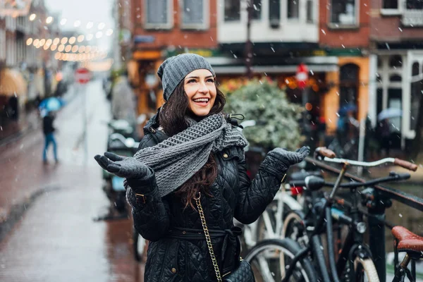 Menina na rua na chuva — Fotografia de Stock