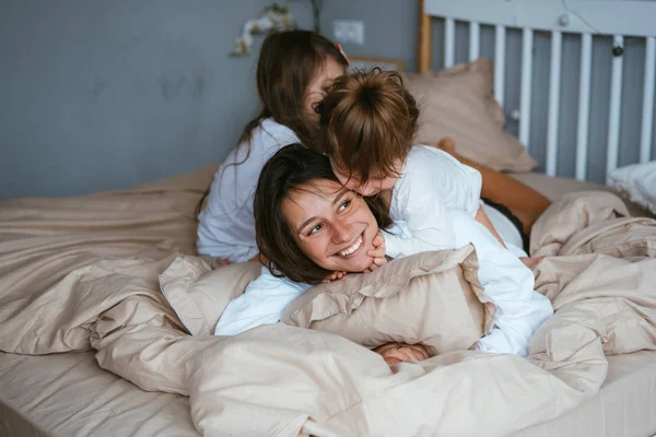 Mamma och hennes två små söta döttrar har kul. — Stockfoto