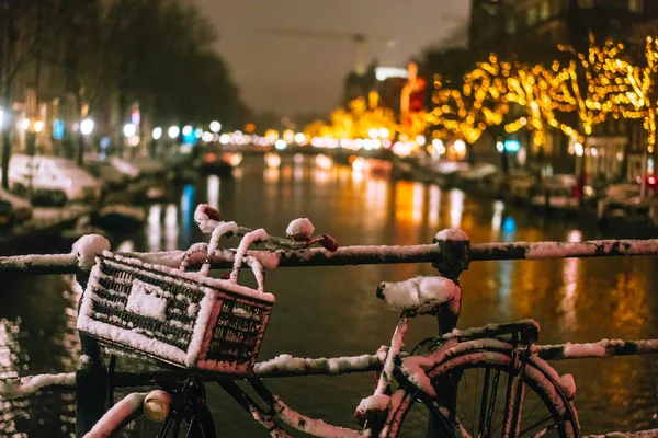 Bicicletas aparcadas en un puente sobre los canales de Ámsterdam —  Fotos de Stock