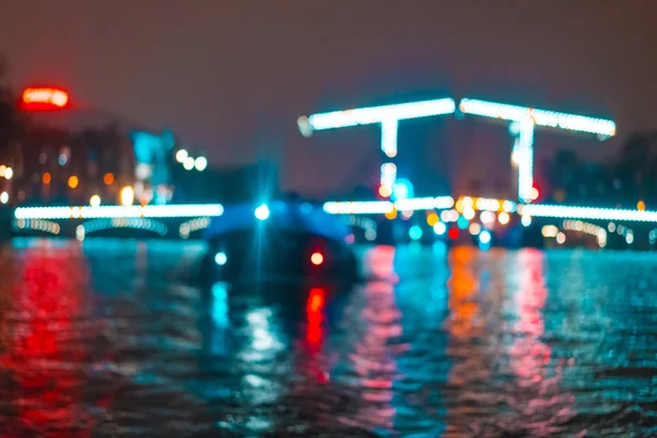 Illumination nocturne des bâtiments et des bateaux dans le canal . — Photo