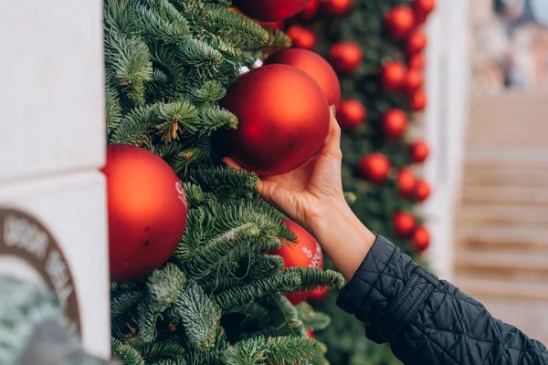 Árbol de Navidad decorado a mano con adornos rojos — Foto de Stock