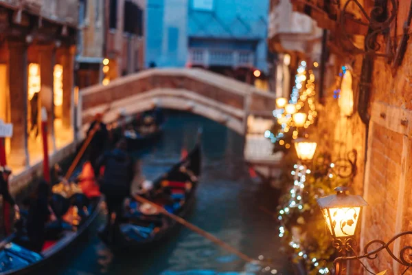 Kanal von Venedig spät in der Nacht mit Straßenbeleuchtung — Stockfoto