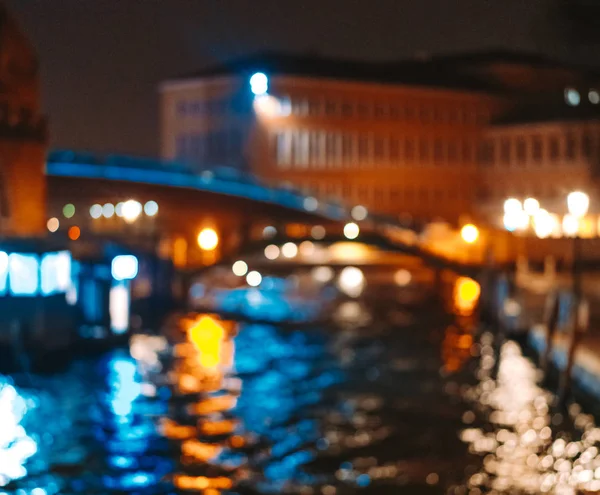 Uma vista para o canal à noite. Veneza, Itália — Fotografia de Stock
