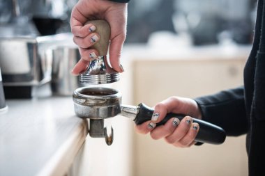 Dış müdahale kullanarak çekilmiş kahve Barista presler.