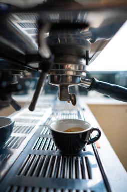Çelik kahve makinesi espresso ayakta küçük fincan