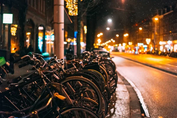 Bicycles parked along the road, night — Stock Photo, Image