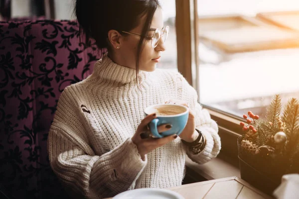 Girl enjoying flavor of coffee while relaxing at coffee shop — Stock Photo, Image