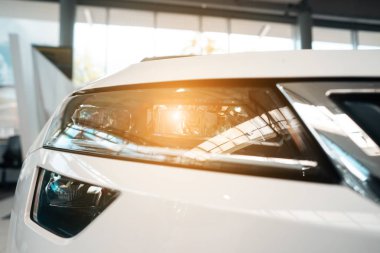 Modern prestijli arabayla yakın bir açıdan Far