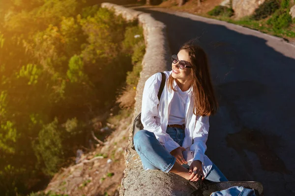 Hermosa mujer joven descansando sobre la naturaleza — Foto de Stock