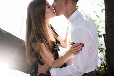 Kameraya poz veren bir çift aşık..