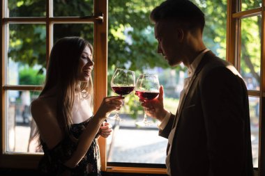 Pencerenin yanındaki genç çift