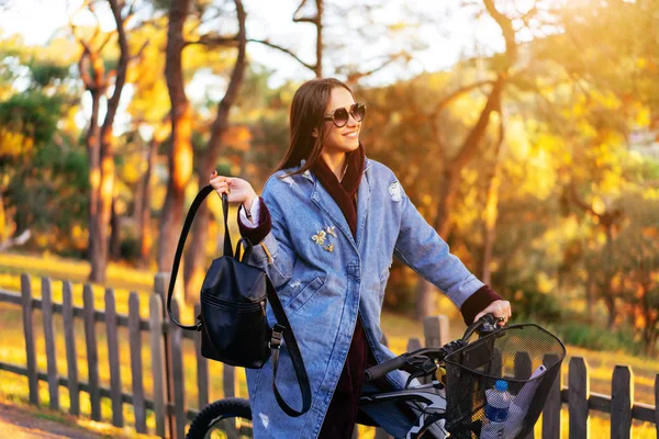 Menina bonita em uma bicicleta posando na câmera — Fotografia de Stock