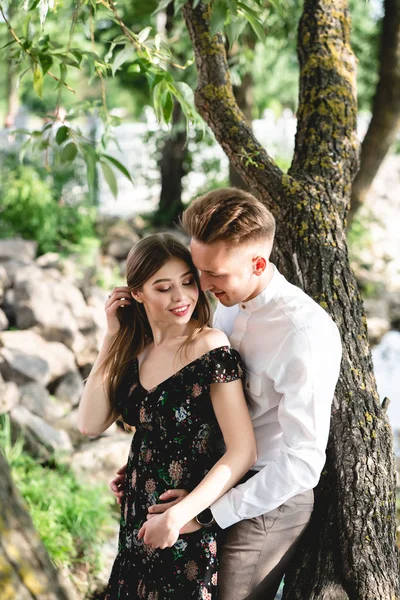 Casal Amantes Parque Posando Câmera — Fotografia de Stock