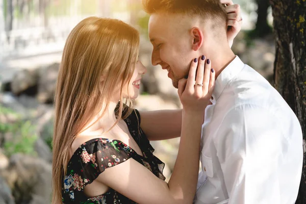 Um par de amantes posando na câmera. — Fotografia de Stock