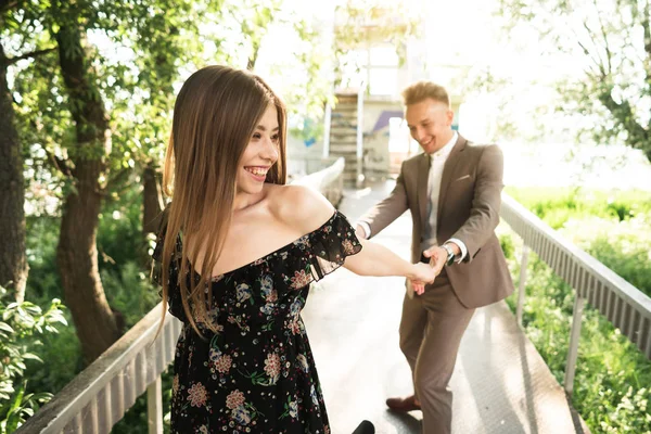 Pareja joven posando en la cámara. — Foto de Stock