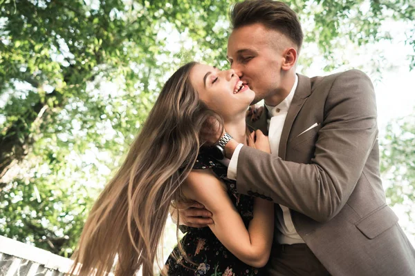 Jovem casal no parque. — Fotografia de Stock