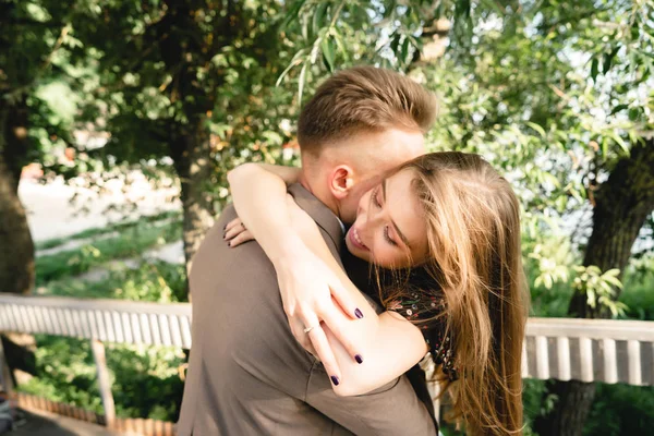 Um par de amantes posando na câmera. — Fotografia de Stock