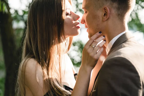 Jovem casal apaixonado posando na câmera — Fotografia de Stock