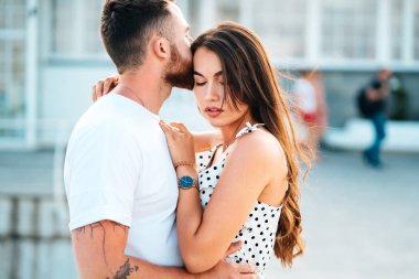 Sakallı yakışıklı güzel kızını sarılma