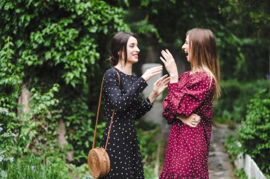 Bir yaz parkta iki komik kız