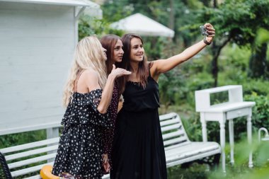 Üç kız selfies olun