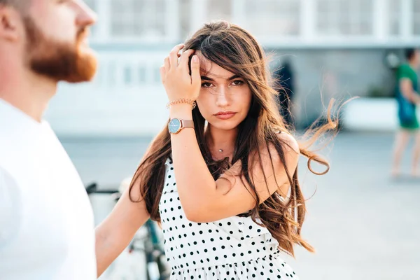 Belle brune aux cheveux longs regarde la caméra — Photo