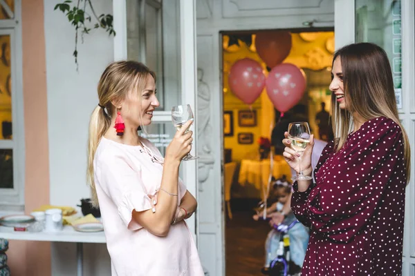 Duas meninas no terraço — Fotografia de Stock