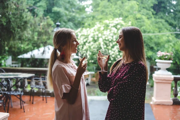 Duas meninas no terraço — Fotografia de Stock