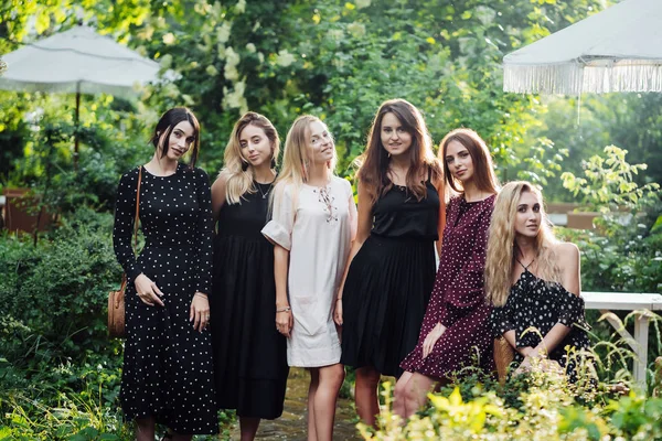 Sex tjejer poserar på kamera — Stockfoto