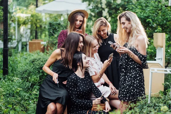 Sei ragazze con telefoni cellulari — Foto Stock