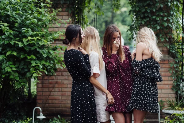 Quatro meninas estão se divertindo — Fotografia de Stock