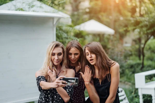 Három lány megvitassák fénykép — Stock Fotó