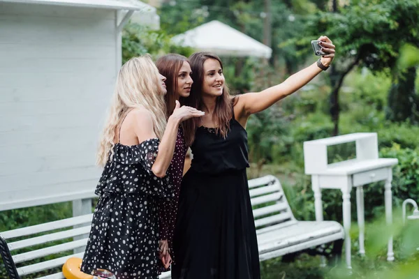 Três meninas fazem selfies — Fotografia de Stock