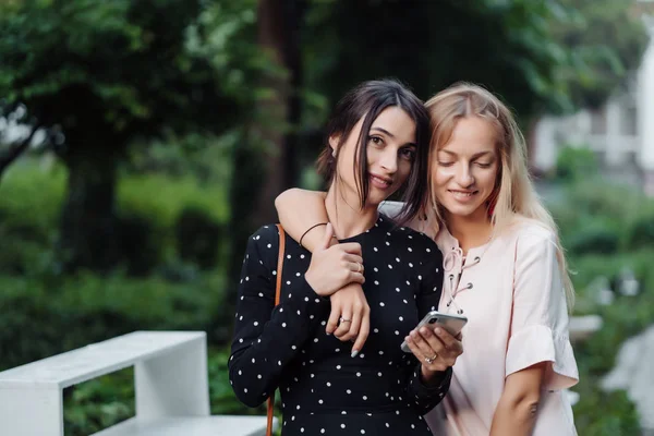 Dvě dívky s mobilním telefonem — Stock fotografie