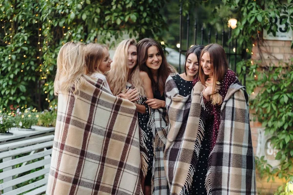 Seis chicas en el parque —  Fotos de Stock